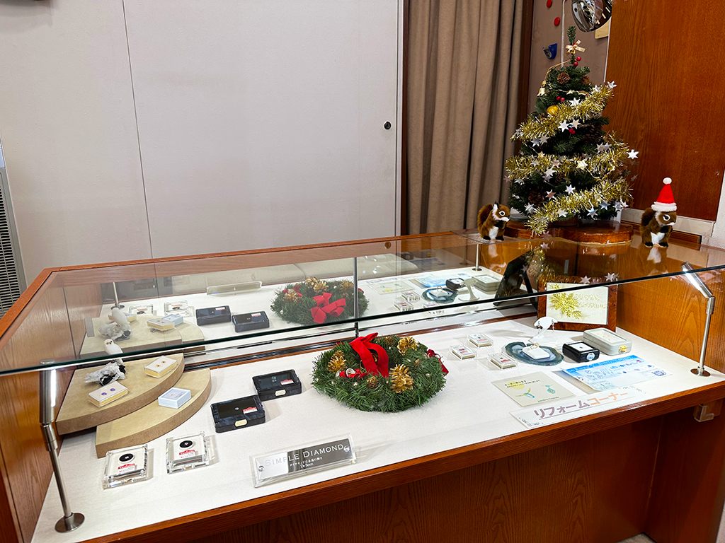 角田時計店店内のジュエリーショーケース